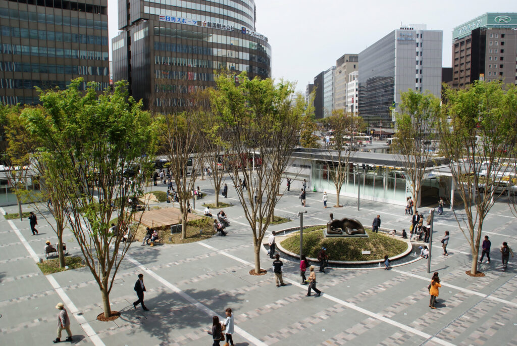 博多駅周辺をあるく人