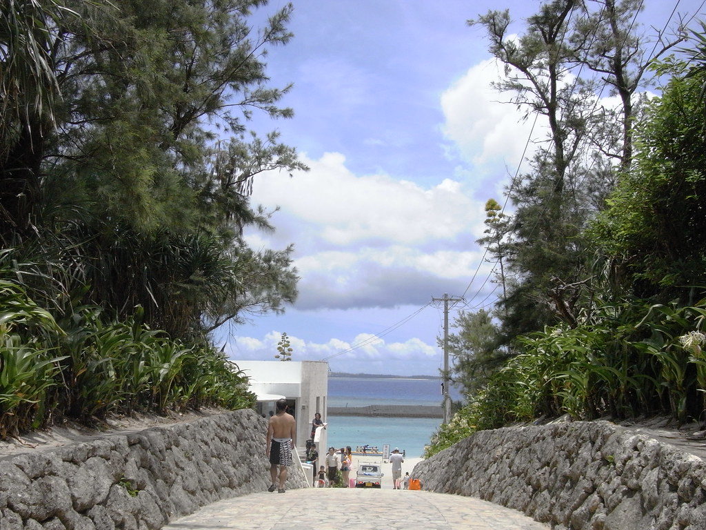 フェリーで約15分の場所に位置する美しい離島の水納島