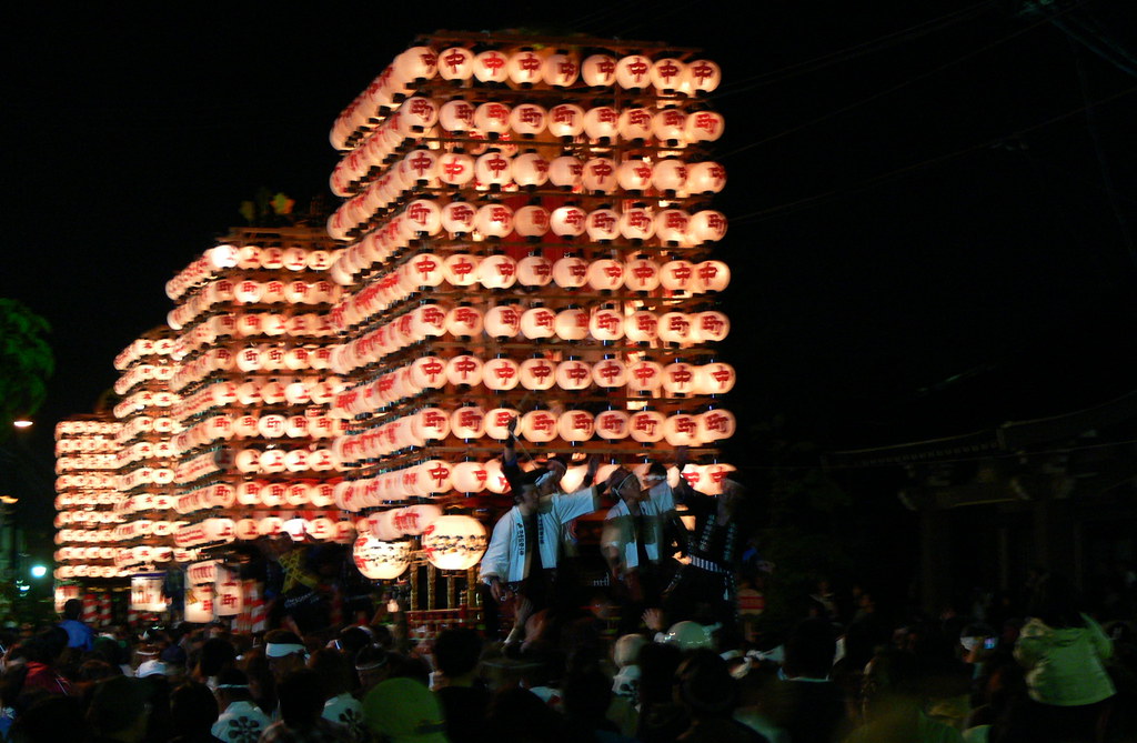 ライトアップされた夜の海老江曳山まつり