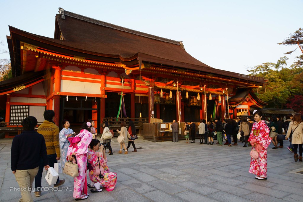 参拝客で賑わう八坂神社