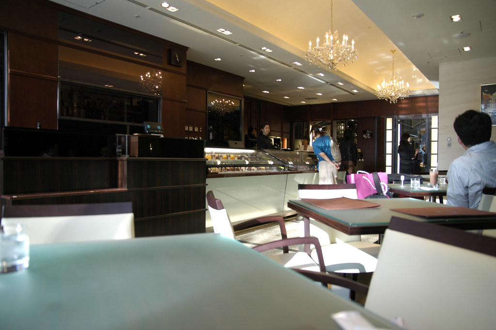 新丸ビルのレストランで飲食を楽しむ