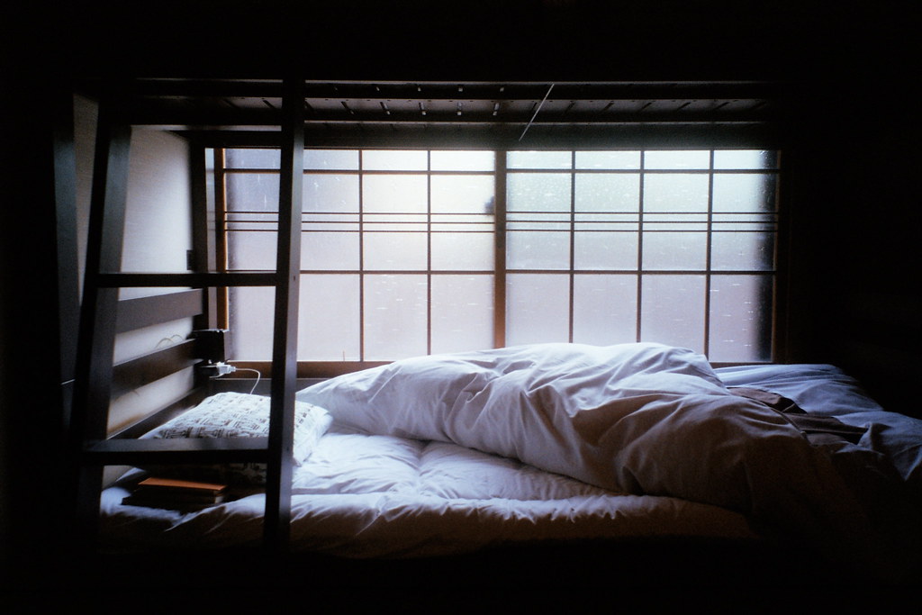 ゲストハウスの布団でリラックスするイメージ画像