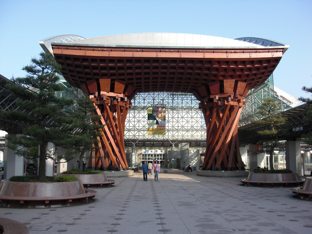 鼓門を模したデザインが美しい金沢駅