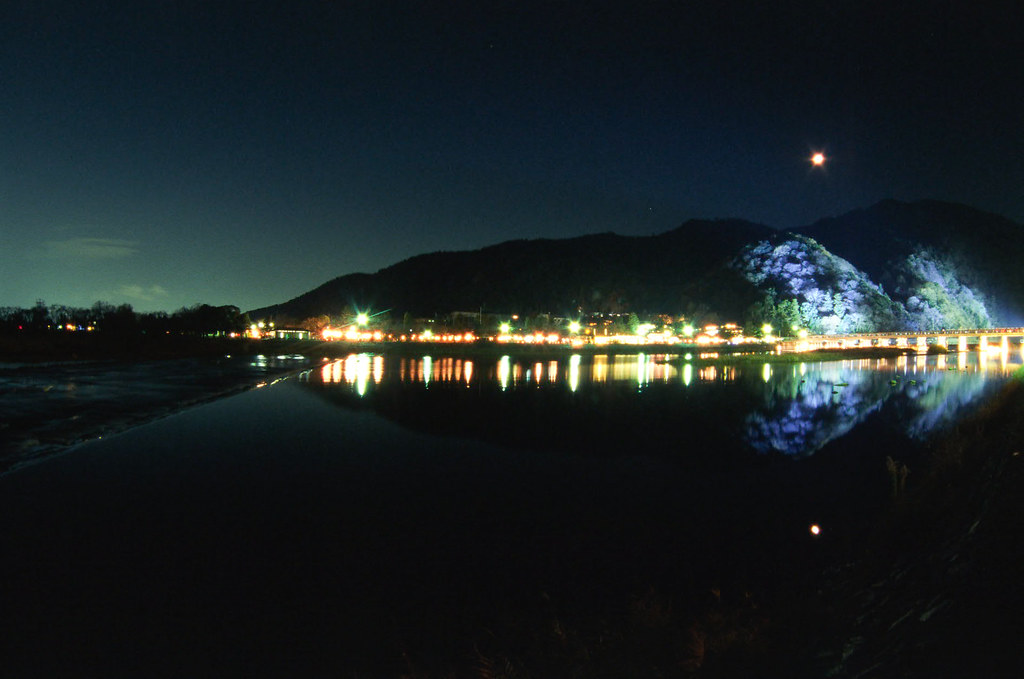 夜の嵐山花灯路、渡月橋の夜景