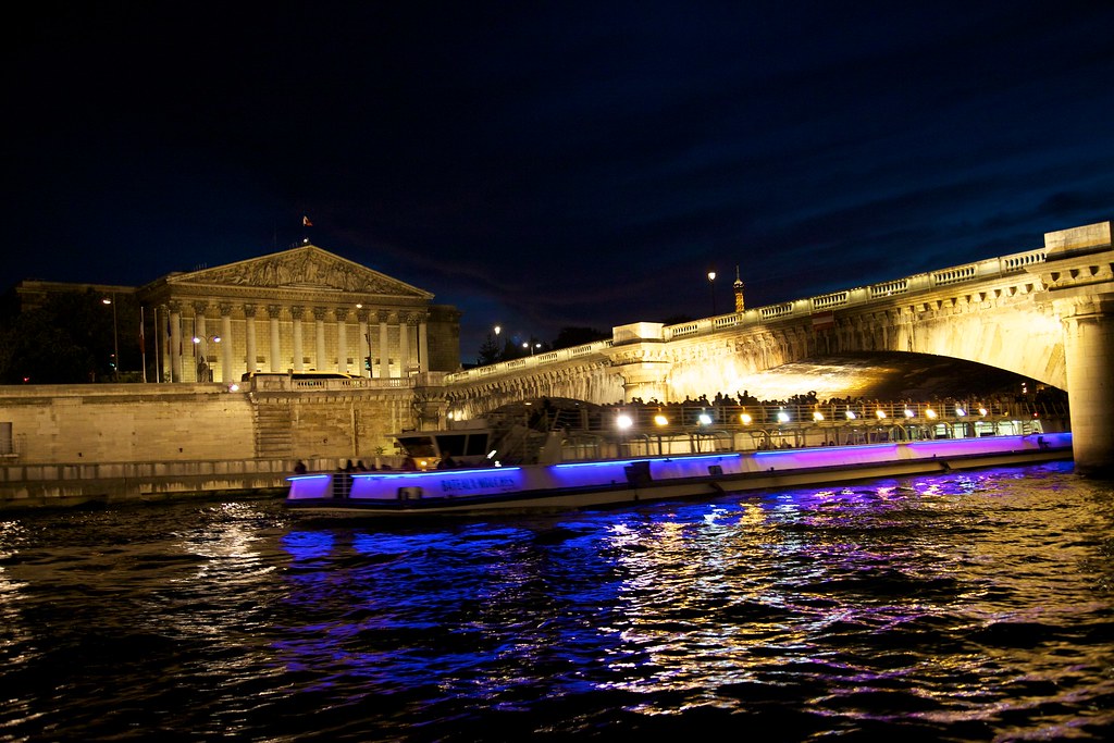 セーヌ川クルーズの夜の様子