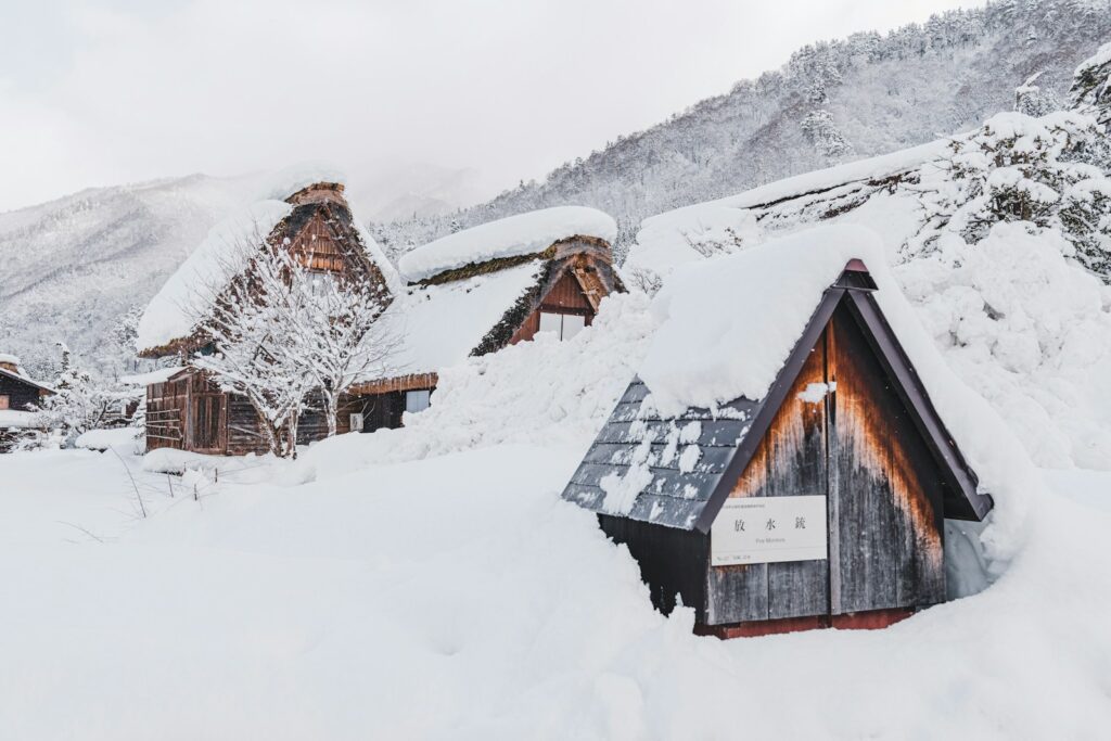 雪が積もる岐阜県の飛騨高山の景色