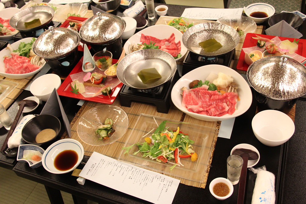 新鮮な山形牛や季節の野菜を使った料理は絶品