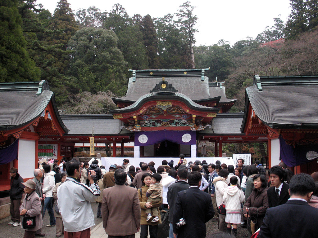 観光客が賑わう霧島神宮