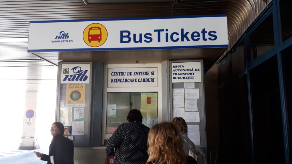 シャトルバスは定期的に運行しており、空港までの移動がスムーズに行えます