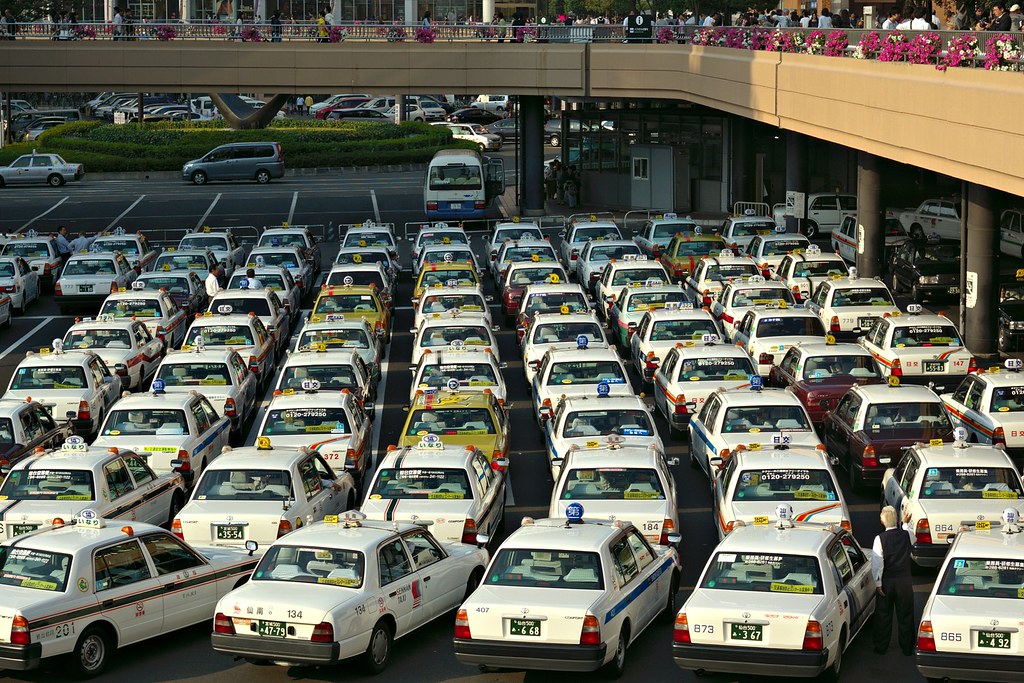 仙台駅前に停車するタクシー