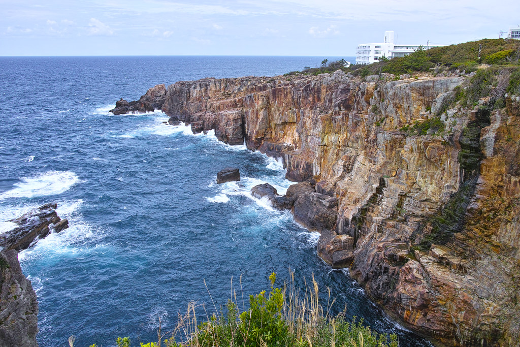 断崖絶壁が広がる和歌山県白浜の三段壁