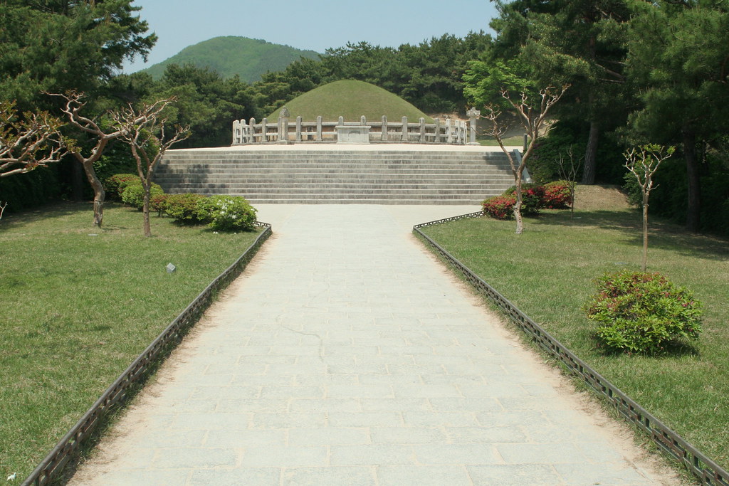 新羅 金庾信将軍墓