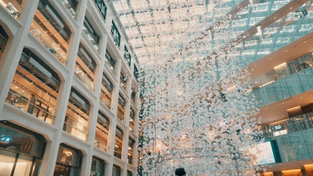 ショッピングやグルメを楽しむのに最適なKITTE施設内