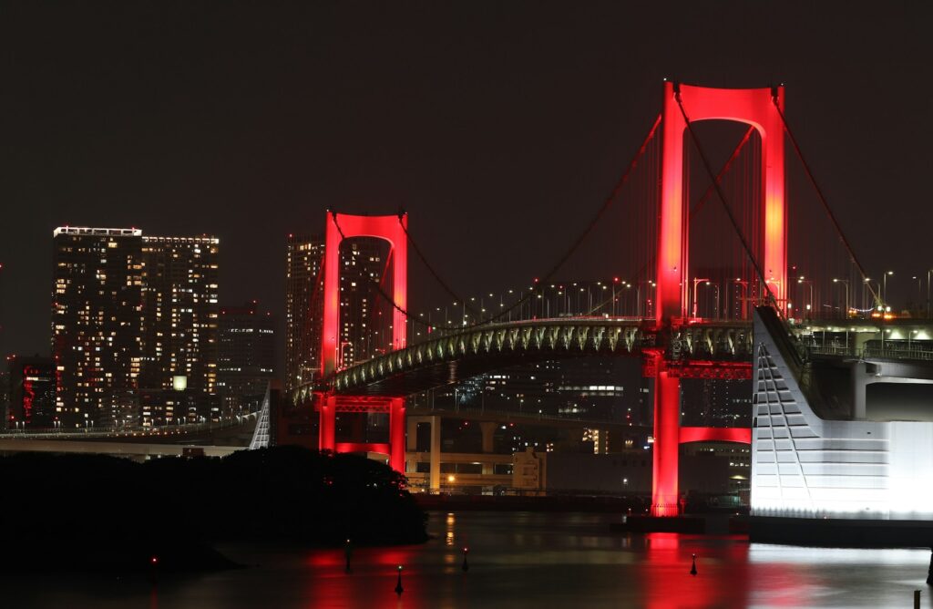 ライトアップされたレインボーブリッジ