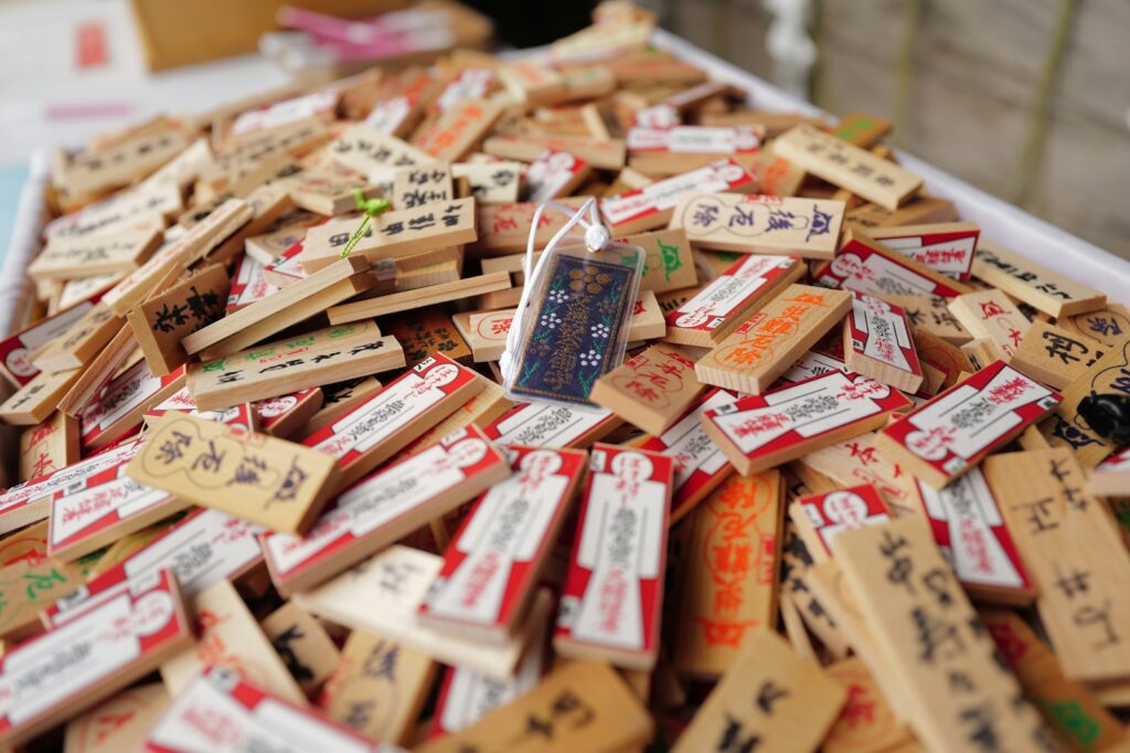 神社に行ったら目にするお守りやお札の数々