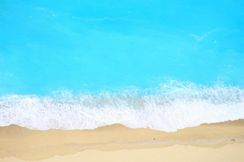 遠浅で波が静かなため、家族連れに最適なビーチ