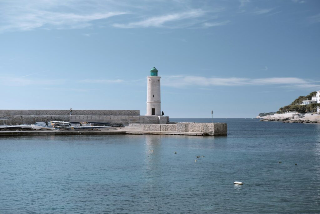 情緒あふれる港にある灯台