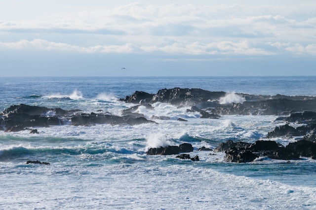 波が岩に打ちつける