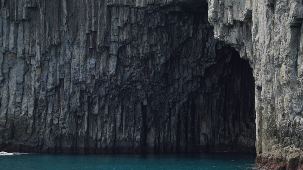 達谷窟毘沙門堂は自然の岩窟を利用