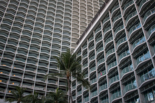 対策KW「ワイキキ市内の高層ホテル」（O-DANよりダウンロード、UnsplashのPamela Chávezが撮影した写真）