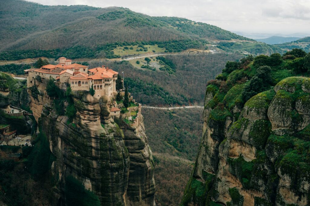 メテオラの観光名所ヴァルラーム修道院