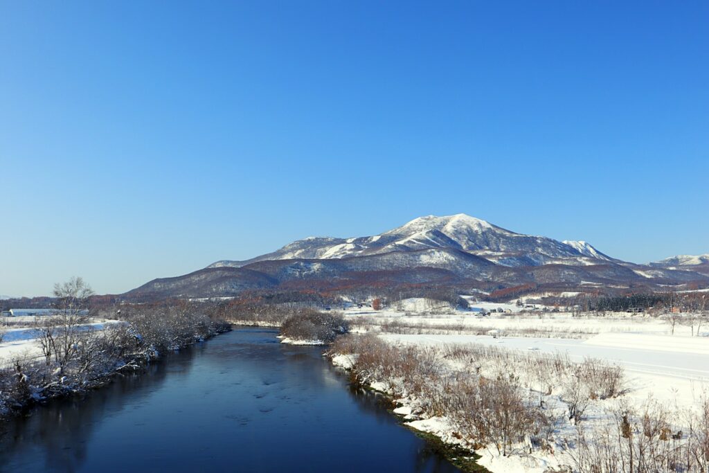 青い空と白銀の世界が広がる広大な風景