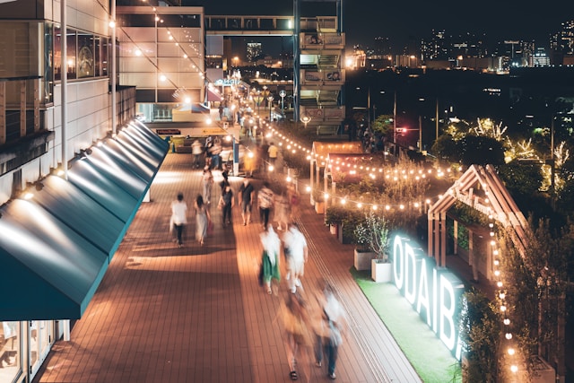 ショッピングモールの通路