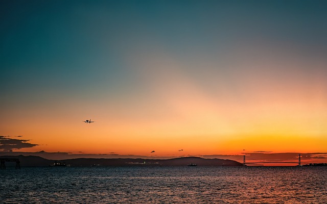 対策KW「夕暮れ時の瀬戸内海と明石海峡大橋」(KanenoriによるPixabayからの画像)
