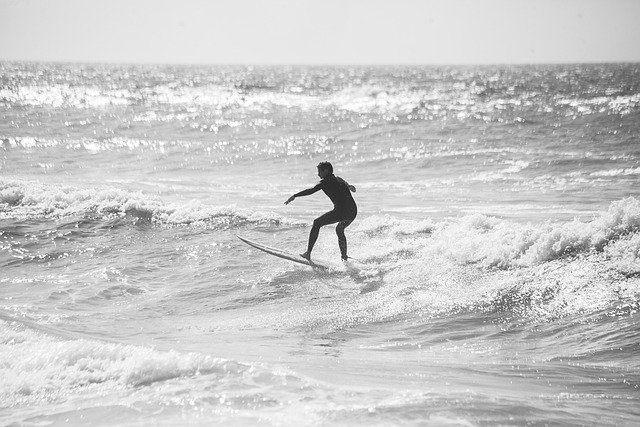 磯ノ浦ビーチでサーフィンする人