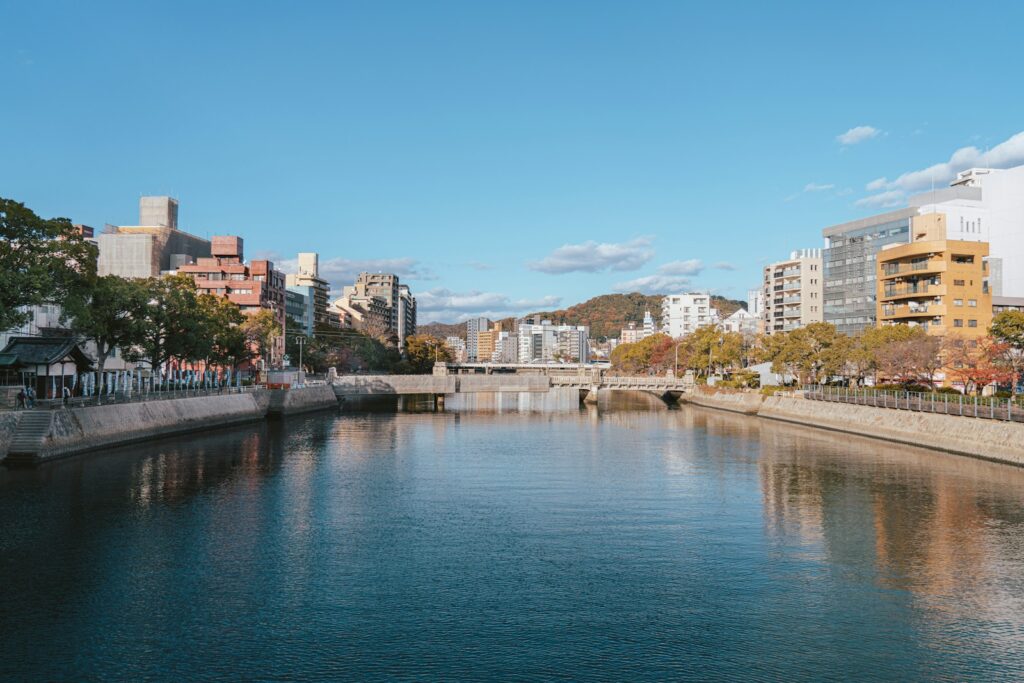 川辺から望む広島市内の街並み