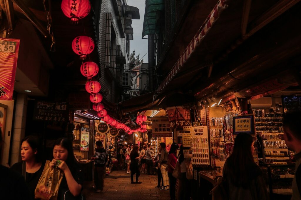 対策KW「九份の通りを歩く人々」