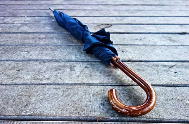 突然の雨に備えて傘を