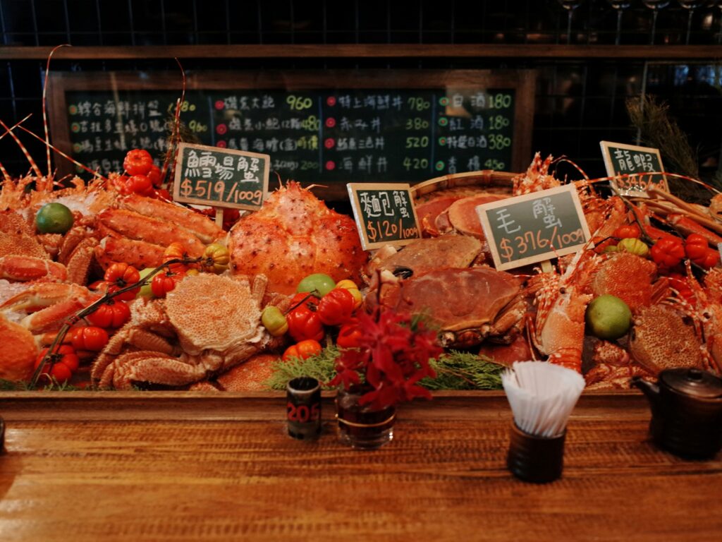 市場で売られている朝獲れたばかりの魚介類