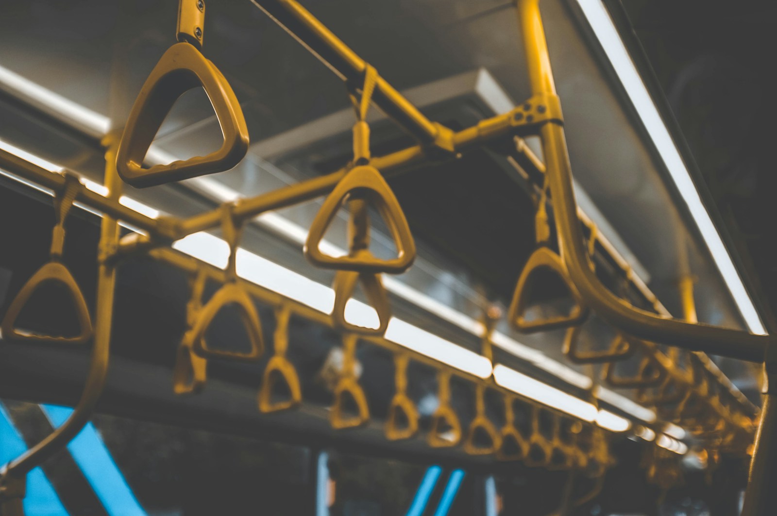 地下鉄でシンガポール市内の早朝に空港へ向かう