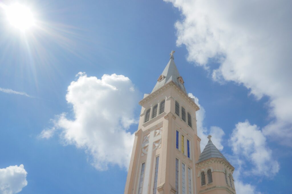 ダラット大聖堂を下から見上げた様子