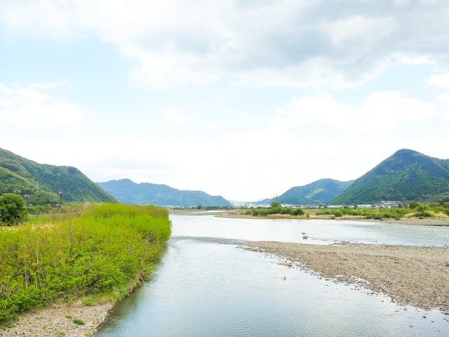 緑豊かな千曲川を散策する