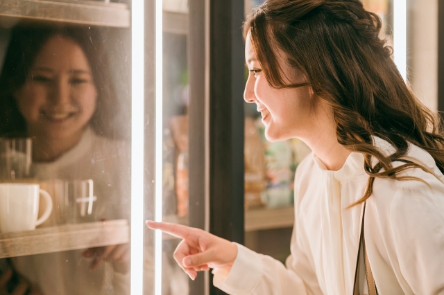 ウィンドウショッピングを楽しむ女性