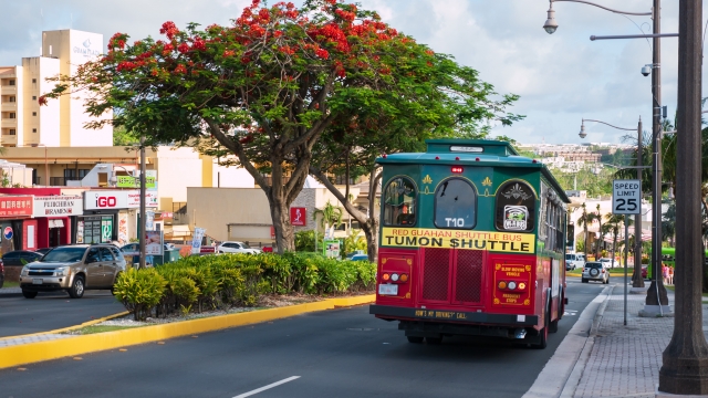 グアムを走る赤いバス