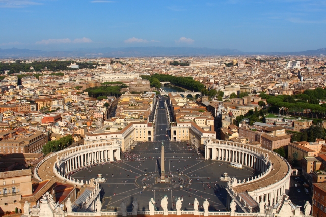 バチカン市国の中心にあるサン・ピエトロ広場