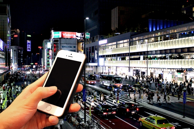 スマホを操作する人