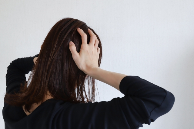 トラブルで頭を抱える女性