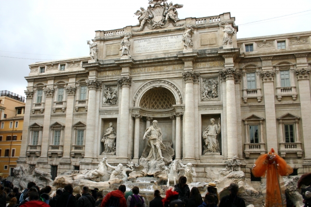 イタリアの観光地であるトレビの泉