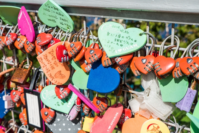 グアム恋人岬にあるハートロックウォール