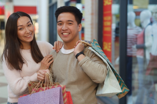 複合施設でショッピングを楽しむ人