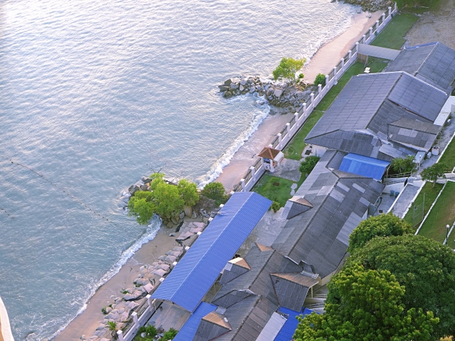 ペナン島のバルコニーから見えるビーチ