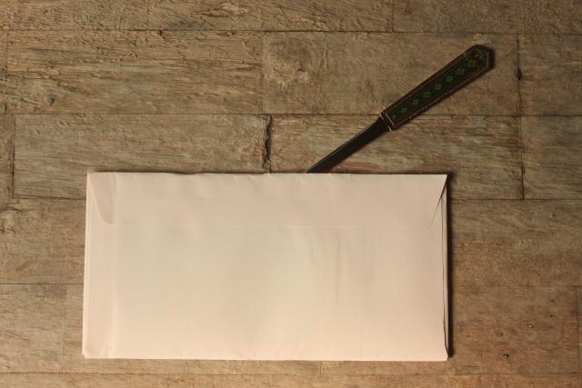 封筒をペーパーナイフで開ける