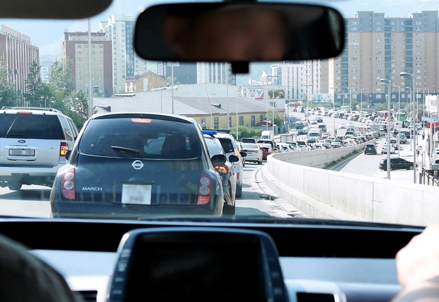 モンゴルのウランバート市内での運転