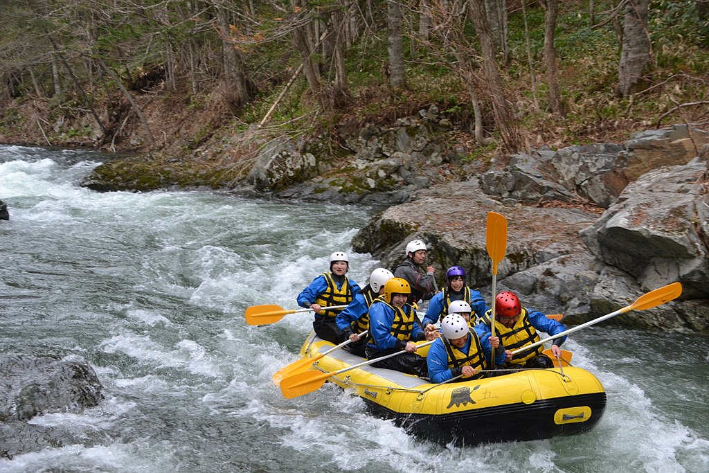 ラフティングを楽しむ人々