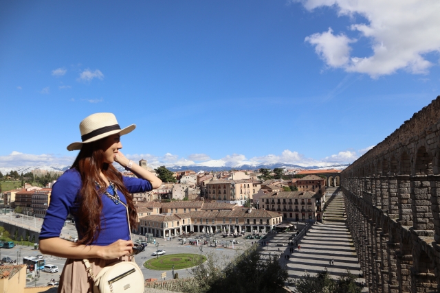 ローマを観光する女性