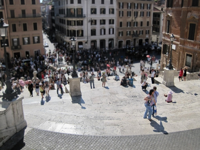 ローマを観光している人たち